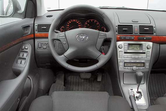 Салон Toyota солидный и уютный. Как и в «четыреста седьмом», в нем много кнопок. Дублирующие переключатели аудиосистемы вынесены на руль. 