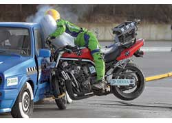 Краш-тесты проводят не только для легковых автомобилей, но и для мотоциклов, автобусов и грузовиков.
