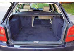 Больше всего для хозяйственных целей подходит Mondeo Wagon – его багажник самый объемный, а грузоподъемность – наибольшая. Чуть менее вместителен Passat (B4) Variant. За ним следует A4 Avant. Аутсайдер – BMW (Е36) Touring, который способен перевезти меньше всего грузов и багажа. 