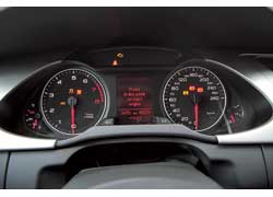 Кнопками выбирается один из трех запрограммированных режимов системы Audi drive select.