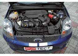 Ford Fiesta ST комплектуется только одним силовым агрегатом – 2,0-литровым мотором в 150 л. с. и механической КП. Двигатель демонстрирует напористый характер, но он не «тихоня».