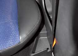 За локтем пассажира заднего ряда – динамики аудиосистемы, а рядом с подушкой сиденья – отсек для мелочевки. 