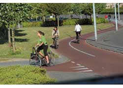 Во многих зарубежных странах велосипедные дорожки расположены в стороне от проезжей части или отделены от нее бордюром. 
