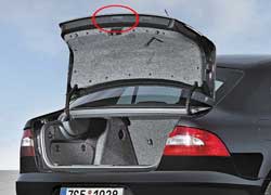 Система «Twin door» позволяет, нажав одну кнопку , открыть лишь крышку багажника, как в седане…