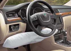 Кроме привычных фронтальных и боковых подушек и шторок, появилась подушка для защиты коленей водителя.