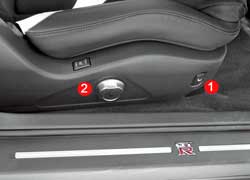 Сиденья регулируются круглым джойстиком. Отдельными клавишами включается подогрев (1) и изменяется наклон подушки (2).