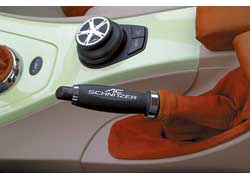 Стиль AC Schnitzer: дизайн «колесика» бортового контроллера iDrive имитирует форму тюнингового легкосплавного диска. 