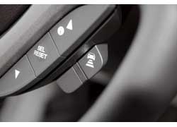 Кнопкой под рулем сообщаем АСС дистанцию следования за впереди идущим автомобилем. Предусмотрено три уровня – 1, 1,5 и 3 секунды до полного сближения (зависит от скорости).