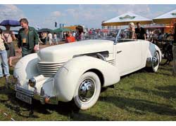 Легенда американского автопрома – компрессорный Cord 812 (1937 г.) с достаточно редким кузовом родстер.
