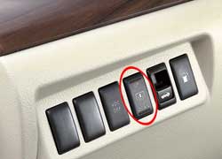 При помощи кнопки водитель может дистанционно управлять солнцезащитной шторкой заднего стекла.