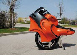 Канадец Бен Гулак решил усложнить задачу и изобрел мотоцикл с одним колесом под названием Uno