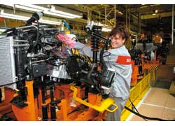 На особой платформе &laquo;подсобирают&raquo; шасси, на которое затем автомат одним движением &laquo;садит&raquo; кузов. Так рабочему легче &ndash; и он не делает ошибок. После выполнения самых ответственных операций сборщик расписывается в специальном документе.