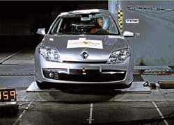 Неоспоримое преимущество третьей Laguna – ее безопасность. На краш-тестах EuroNCAP автомобиль заработал пять звезд и рекордные в классе 36 баллов.