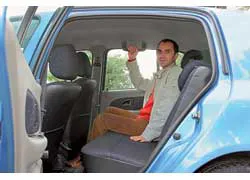 Особенность подголовников Clio, опускающихся поверх заднего сиденья, – в таком положении они упираются в спину и мешают удобной посадке. Этой же особенностью отличается и «двести шестой».