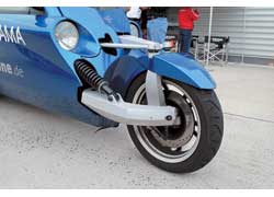 Похожую концепцию передней подвески применяли на футуристическом туристическом мотоцикле Yamaha GTS1000 начала 90-х годов прошлого века.