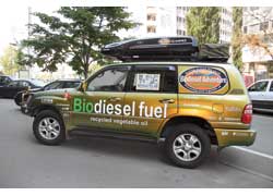 Биодизельное топливо заправляется в бак напрямую из мини-завода, без использования каких-либо отстойников. 