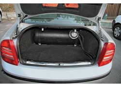 По сравнению с «одноклассниками» объем багажника Superb небольшой (460 л). Увеличить объем нельзя – задние сиденья нетрансформируемые. 