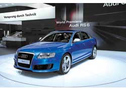 Сразу два мировых дебютанта красовались на стенде Audi. Компания представила рестайлинговые A6 и ее «заряженную» версию RS6. 