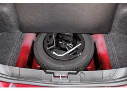 При 500-литровом багажнике грузоподъемность – 500 кг. Разделенная спинка – стандарт в версии Dynamic, а полноразмерная «запаска» – опция в любой из версий.