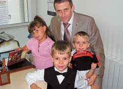 Официальный дилер автомобилей SEAT в Украине, компания «Авто-Киев» подарила детям нескольких своих клиентов «портфель первоклассника» с набором предметов, необходимых школьнику. 