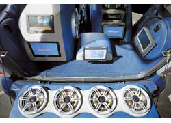 Откинув назад &laquo;калитку&raquo; багажника, где-нибудь на природе можно запросто устроить передвижную дискотеку. Главное, чтобы аккумуляторов хватило!