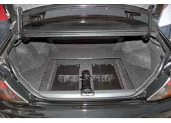 На всех автошоу владелец первым делом открывает багажник, чтобы интересующиеся могли увидеть усилители ценой $2500 за штуку.