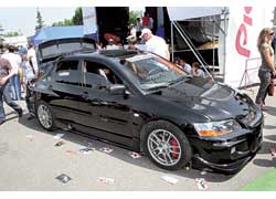 На всех автошоу владелец первым делом открывает багажник, чтобы интересующиеся могли увидеть усилители ценой $2500 за штуку.