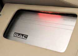 Усилители выставлены напоказ. Всего их три: одноканальные Mac Audio Fearless One подключены каждый к своему сабвуферу, четырехканальный Precision Power DCX 600.4 отвечает за &laquo;фронт&raquo;.