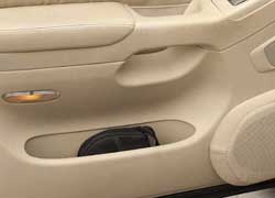 Подиум мидбаса замаскирован под штатную обивку дверных карт.