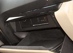 Головные устройства&nbsp;&ndash; штатная магнитола Lexus (на торпедо), штатный DVD-плеер (в подлокотнике) и штатный CD-чейнджер (в бардачке). Управляет комплексом этих устройств процессор Alpine PXA-H701 с панелью Alpine RUX-C701. 