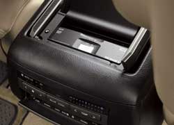 Головные устройства&nbsp;&ndash; штатная магнитола Lexus (на торпедо), штатный DVD-плеер (в подлокотнике) и штатный CD-чейнджер (в бардачке). Управляет комплексом этих устройств процессор Alpine PXA-H701 с панелью Alpine RUX-C701. 