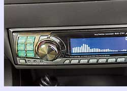 Головные устройства&nbsp;&ndash; штатная магнитола Lexus (на торпедо), штатный DVD-плеер (в подлокотнике) и штатный CD-чейнджер (в бардачке). Управляет комплексом этих устройств процессор Alpine PXA-H701 с панелью Alpine RUX-C701. 