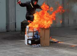 Яркое огненное шоу устроили представители фирмы Uvex, занимающейся изготовлением специальной одежды для авто- и мотогонок.