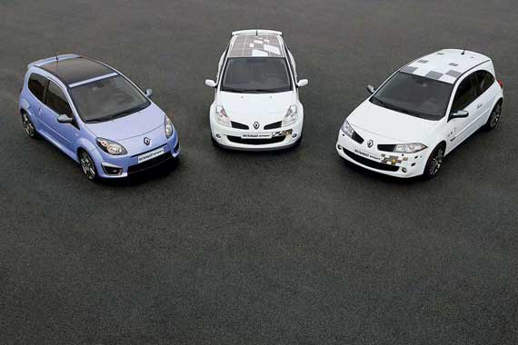 «Заряженное» трио от Renault Sport в полном составе. Слева направо: Twingo, Clio, Megane.