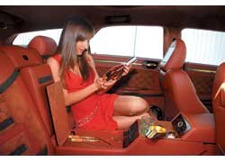 Бар и сигарный ящик открываются и выдвигаются сервоприводом со сложнейшей кинематикой.