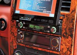 Под тремя слоями отполированного лака - экзотический шпон из корня американского ореха.