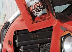 Отсеки с усилителями и проводкой закрываются &laquo;капотами&raquo; с электроприводом.