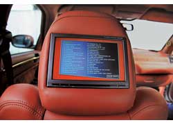 Мониторы в подголовниках, в отличие от встроенного в крышку багажника экрана, работают не &laquo;на публику&raquo;, а на пассажиров.