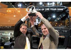 Почетный приз «Международный грузовик 2008 года» за машины MAN TGS и TGX из рук председателя жюри Эдди Салтера получает глава правления MAN Nutzfahrzeuge AG Антон Вайнман (слева). 