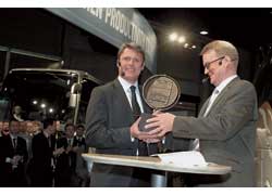 Президент компании Volvo Bus Хакан Карлссон (слева) получает почетный приз International Сoach of the Year'2008. 