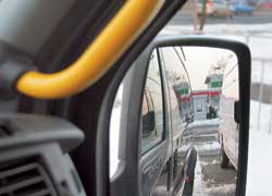 Двухсекционные зеркала помогают при парковке. Над ними – дополнительный поручень, облегчающий посадку-высадку.