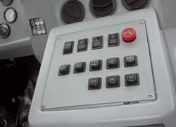 На компактном моторном тоннеле – кнопки блокировки дифференциалов, ABS, подъема кузова и др. Ниже – клавиши «автономки» AirTronic фирмы Eberspacher.