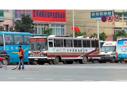 В китайской глубинке есть и раритетные автобусы начала 80-х – с рифлеными бортами и сдвижными окнами. Эта «отловленная» в густом трафике машина так и осталась «темной лошадкой». 