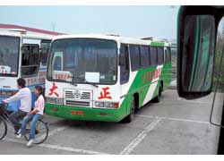 Отличительная черта автобусов Yaxing – большая крестообразная эмблема на решетке радиатора.