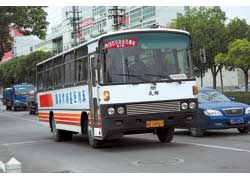 Компания Wuxi (с 1986 г. входит в FAW), и поныне выпускает автобусы под маркой Taihupai. На фото – еще серийная модель.