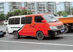 Фирма Jinbei долго собирала микроавтобусы Toyota Hiace предыдущего поколения. Недавно их омолодили, нарисовав иное, вытянутое «личико». 