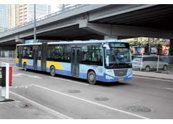 Очень удобно и рационально, когда вместительные автобусы производят в мегаполисе – как эту пекинскую «гармошку» фирмы Jinghua. А какая у нее эмблема! 