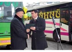 Председатель правления ЗАО «БАЗ», вице-президент корпорации «Эталон» Александр Остапчук (справа) передает 5-тысячный автобус, изготовленный на Бориспольском автозаводе, частному предпринимателю Василию Цибулькину.