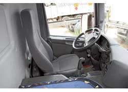 У водителя – многофункциональный руль, развернутая приборная панель и эргономичное кресло. 