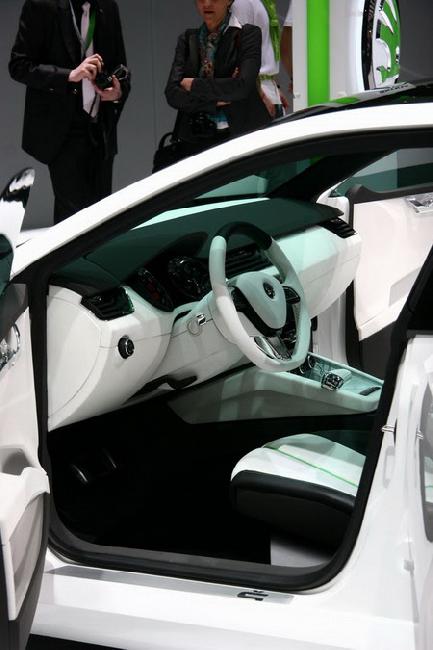 рельефный логотип skoda рельефный логотип skoda